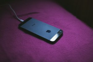 iOS13.3でiPhoneのバッテリーが減るのはなぜ？不具合の原因と解決策はあるの？